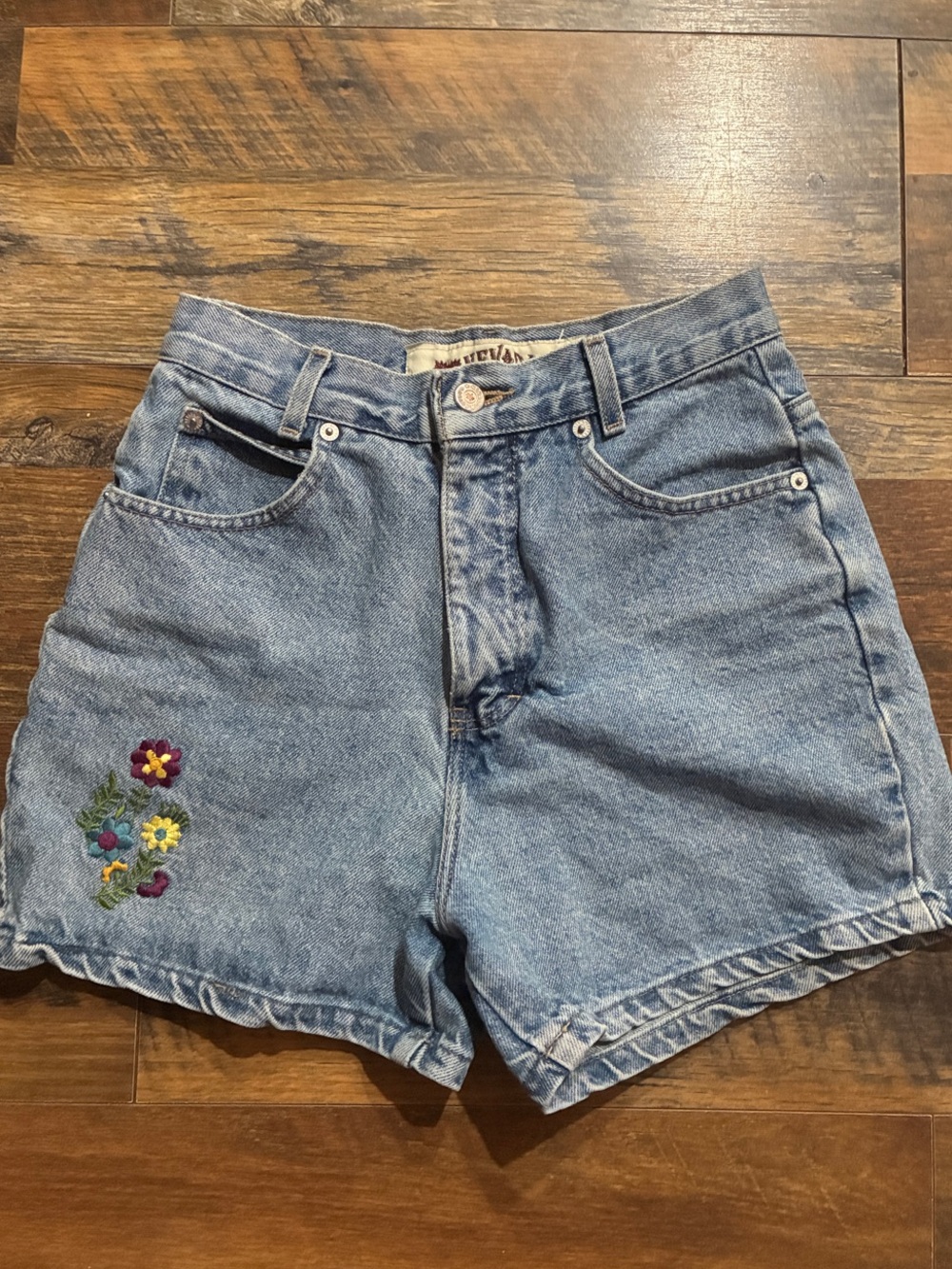 High-Rise Embroidered shorts